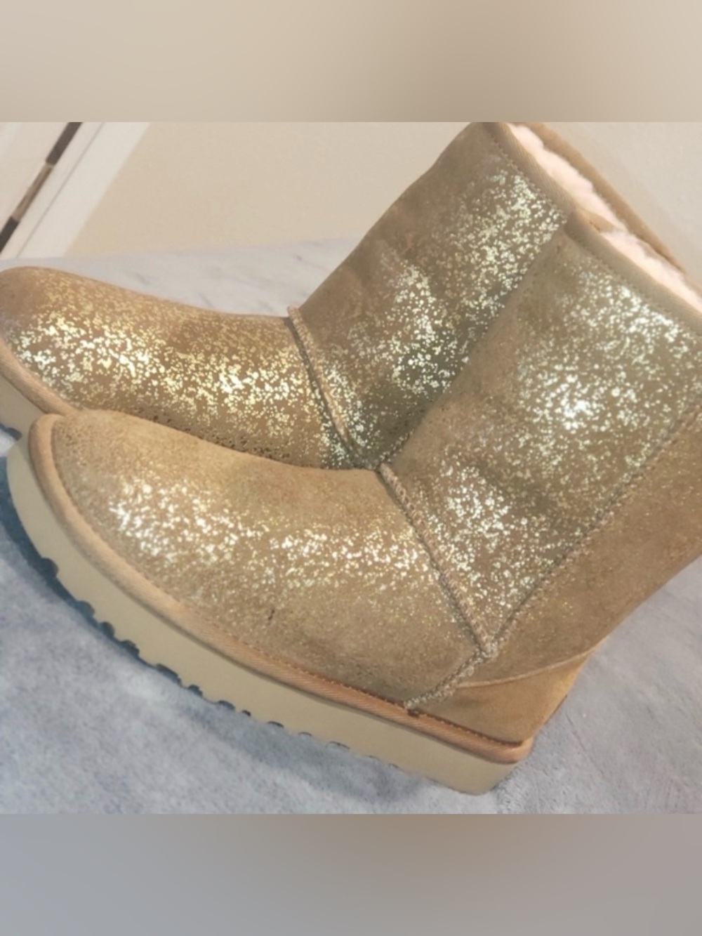 UGG Glitter Wedge Short Boot in Gold Metallic
Never used